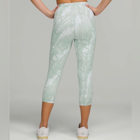 Lululemon Swift Speed HR Crop21" Reverberate Chevron Jacquard Silver Blue size 8 - Picture 3 of 11